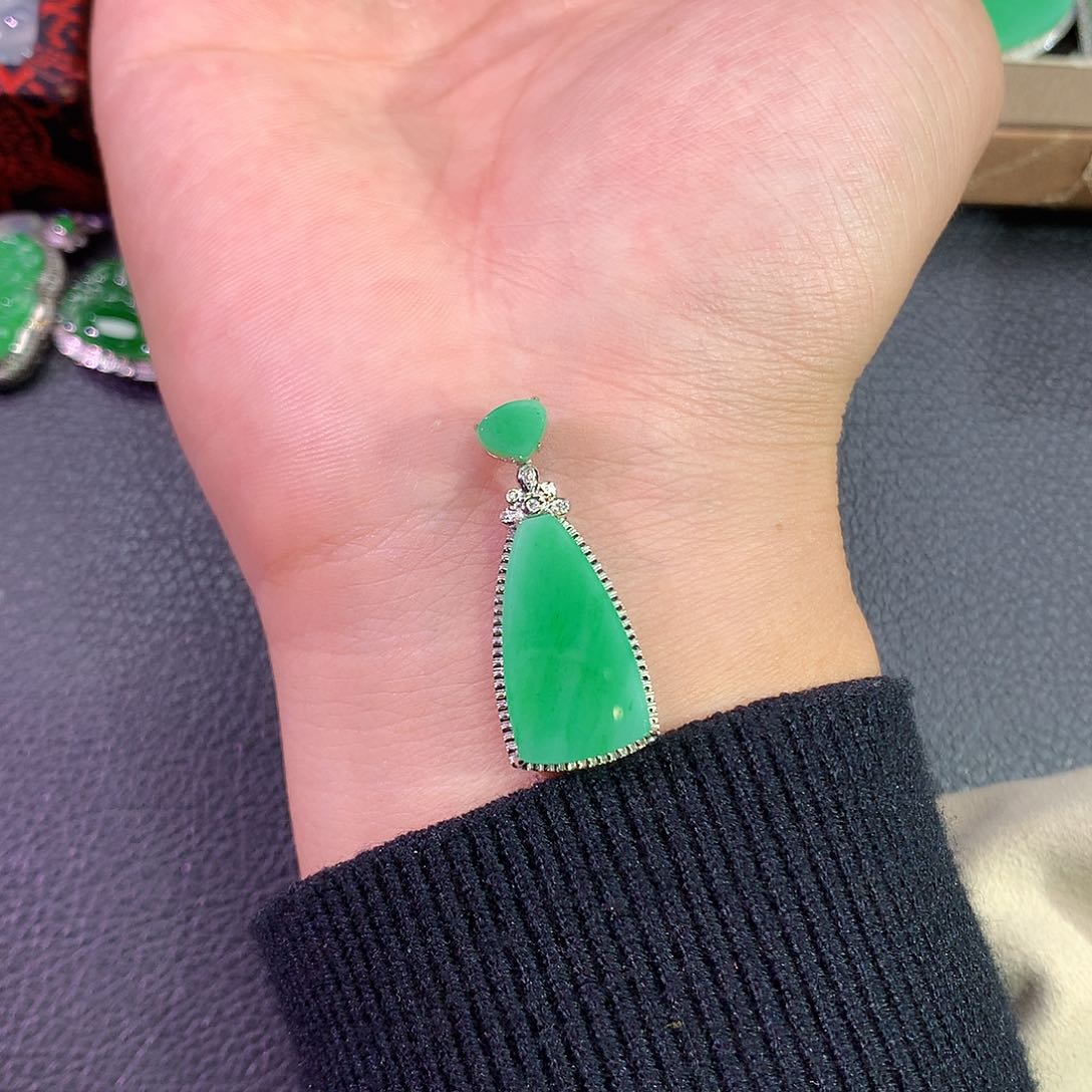 翡翠吊坠(赠链)18K金镶嵌