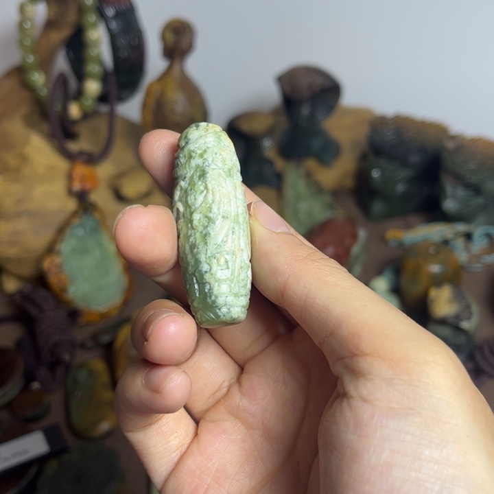 未镶嵌岫岩河磨玉（透闪石质玉）挂件