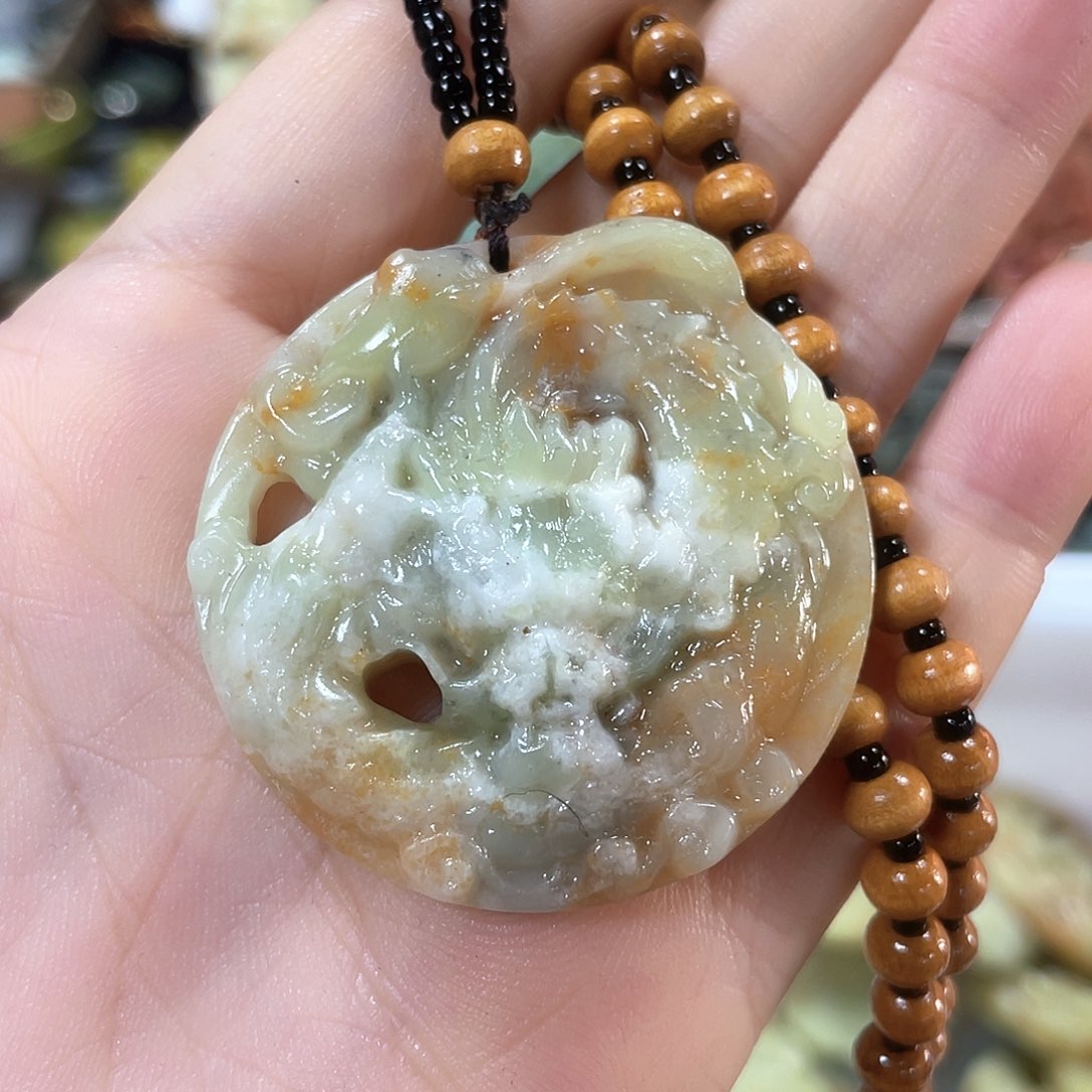 蛇纹石玉颈饰未镶嵌