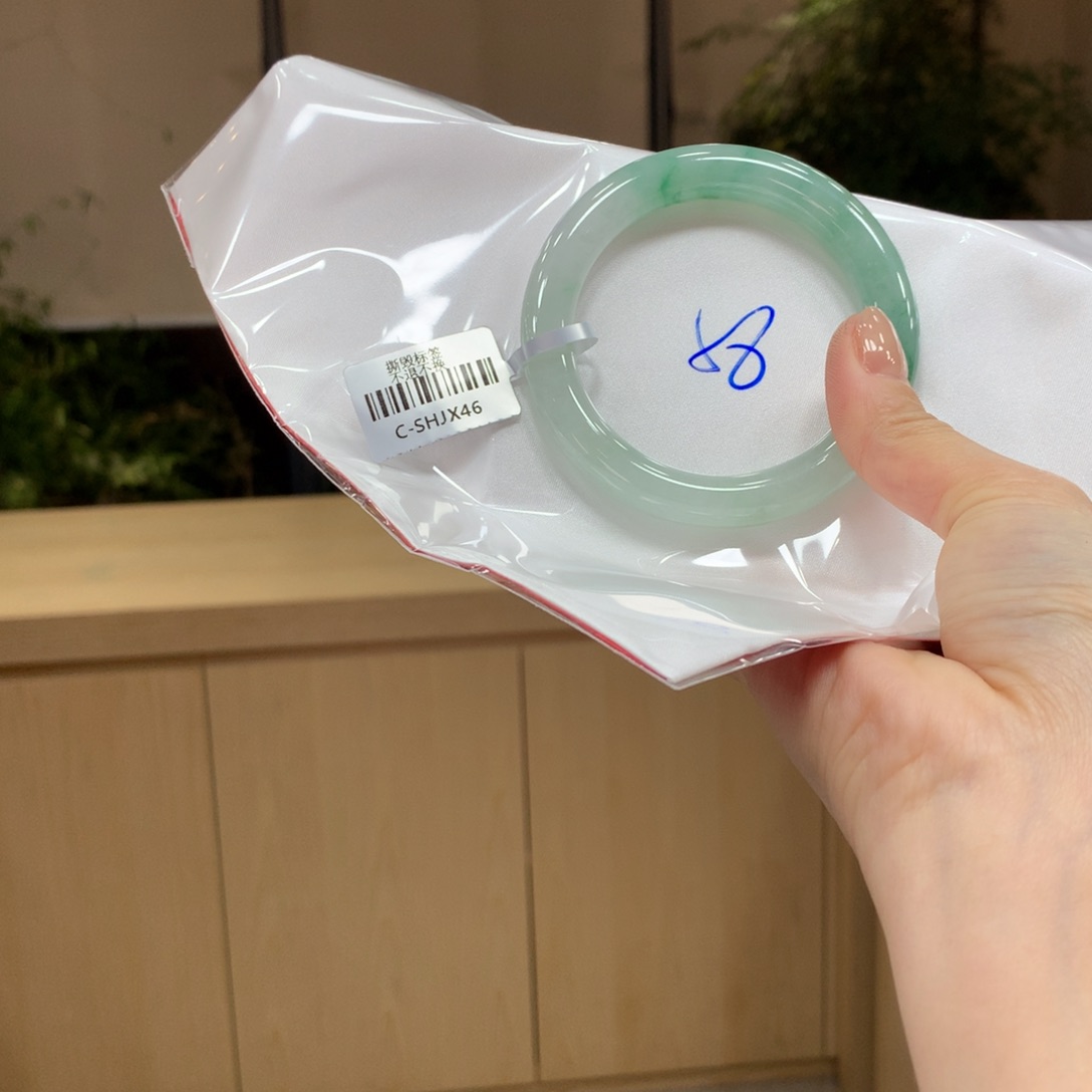 翡翠手镯未镶嵌不退不换