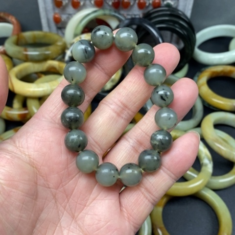 蛇纹石玉手镯未镶嵌