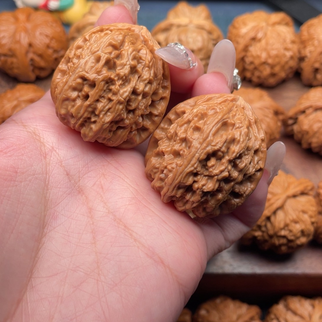 文玩核桃吊坠红皮三角白36