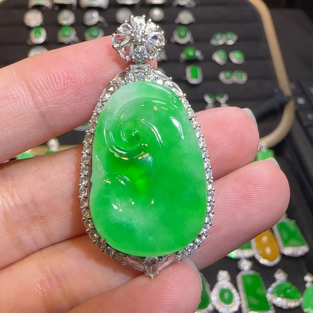 翡翠18K金镶嵌颈饰吊坠