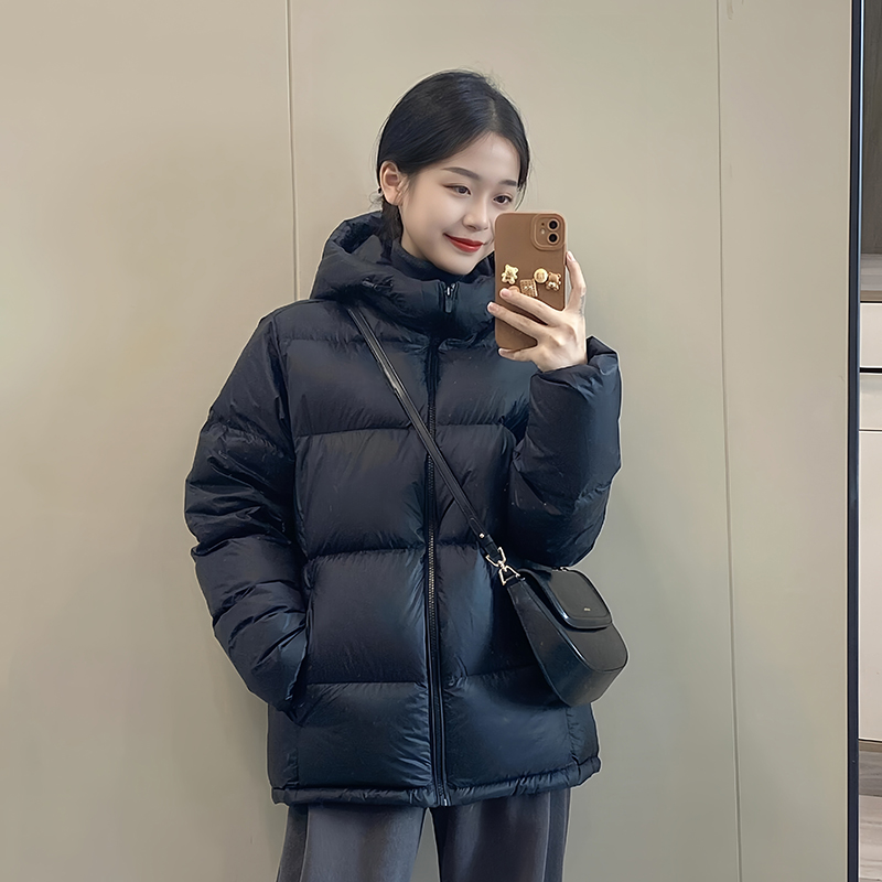 波司登联名EAMI短款羽绒服男女同款2025新款白鸭绒加厚黑色连帽面