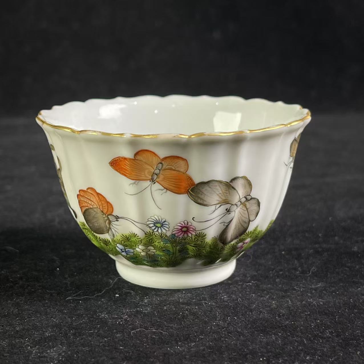 Y粉彩蝶恋花纹葵口杯