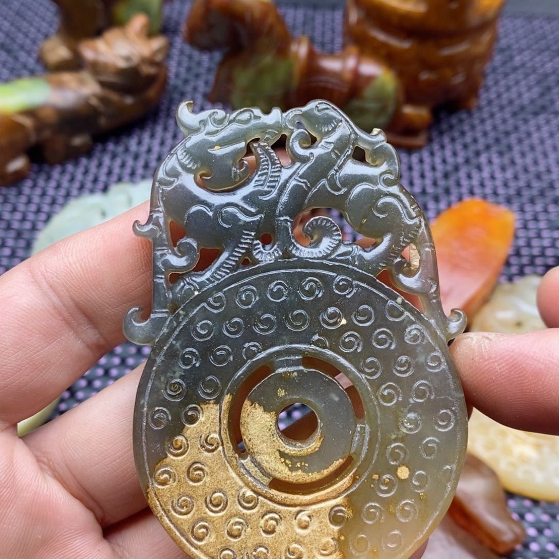 蛇纹石玉颈饰未镶嵌