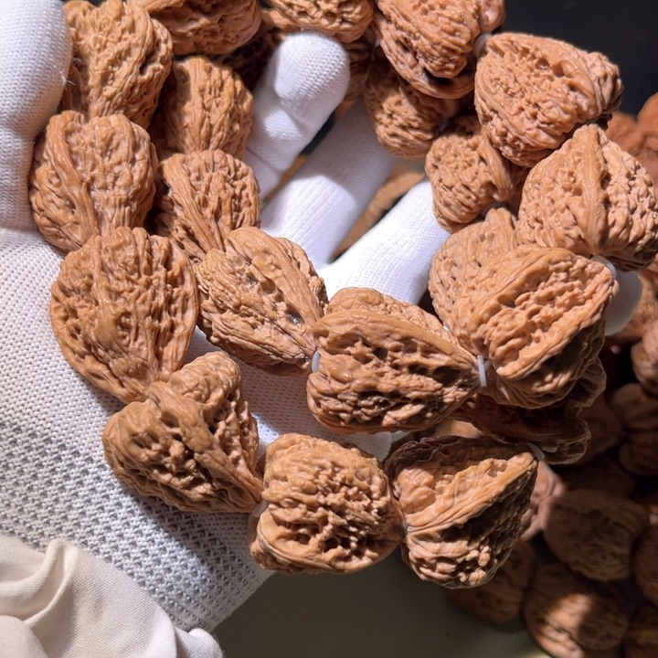 张***兴文玩核桃手串…………