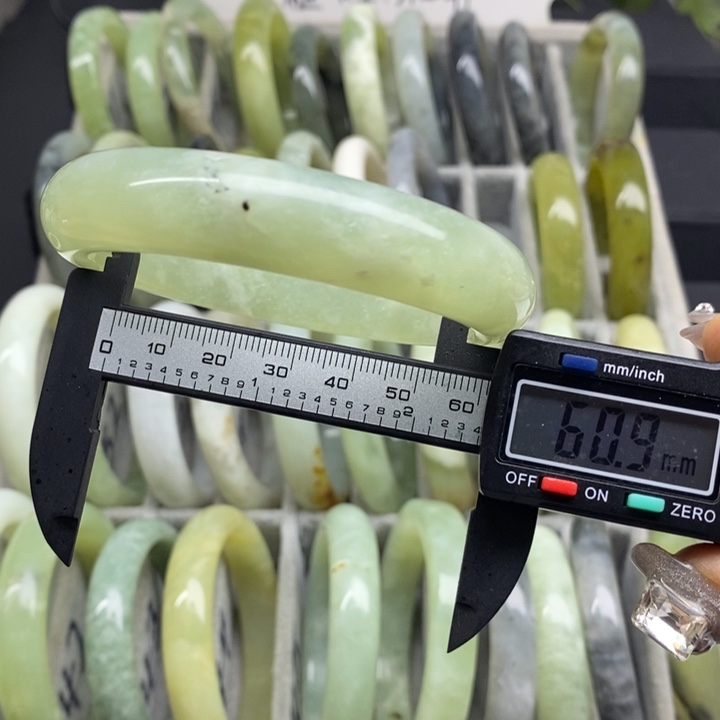 蛇纹石玉手镯68未镶嵌