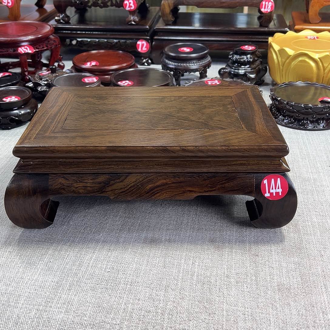 雨***泉红木底座精雕工艺品