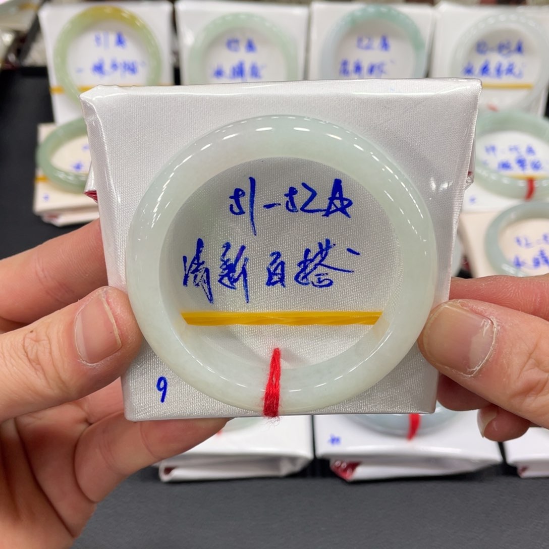 翡翠手镯未镶嵌翡翠