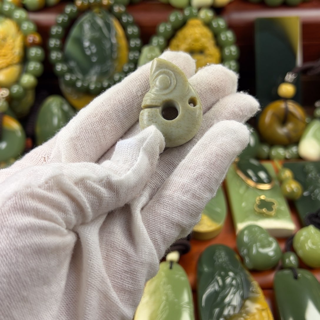 岫岩老玉（透闪石质玉）未镶嵌颈饰