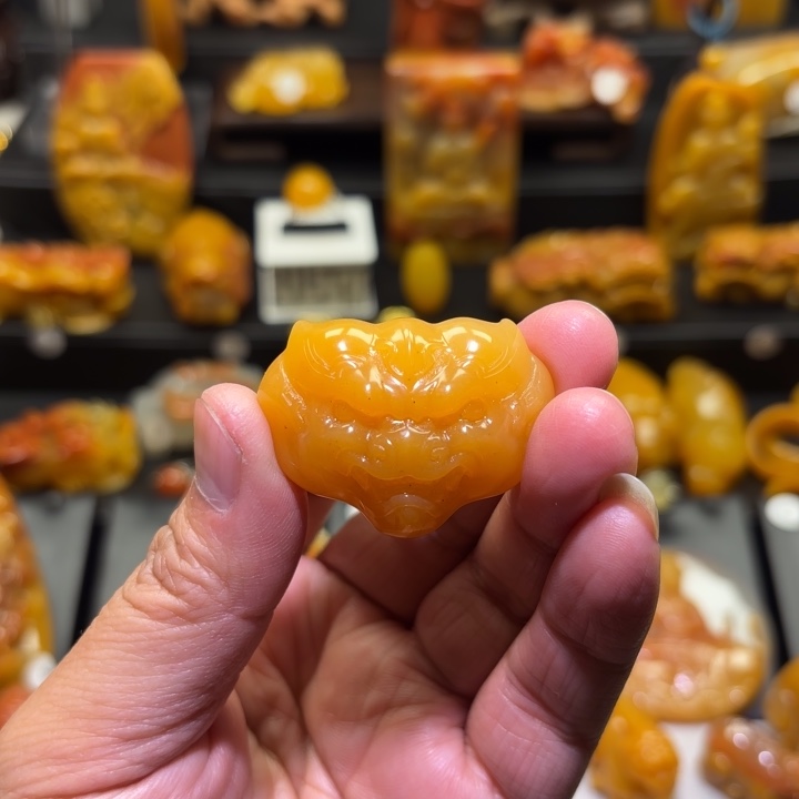 石英质玉（黄龙玉）未镶嵌颈饰