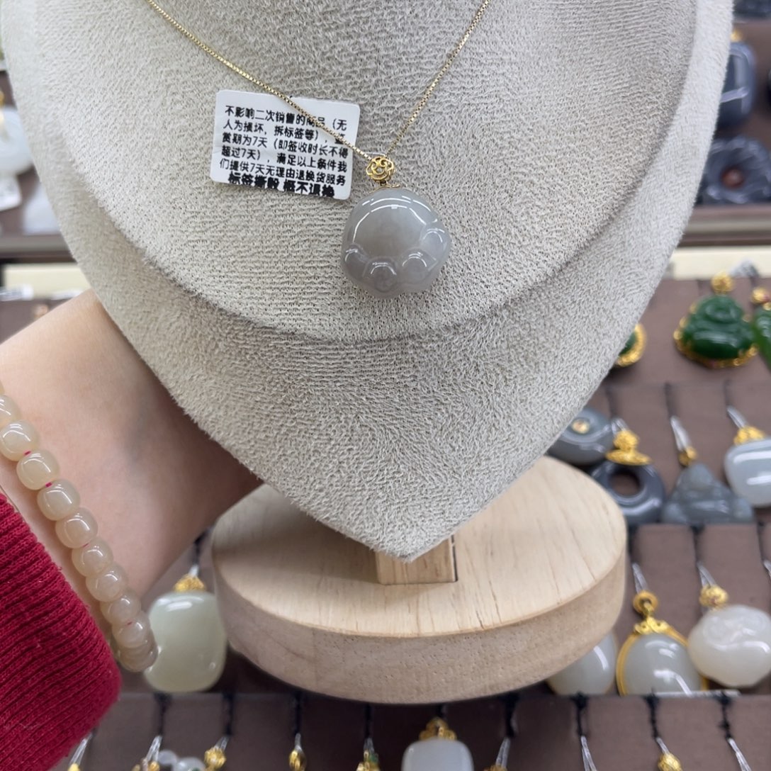 和田玉18K金镶嵌吊坠(赠链)