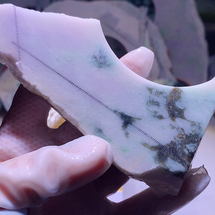 翡翠未镶嵌颈饰边角料