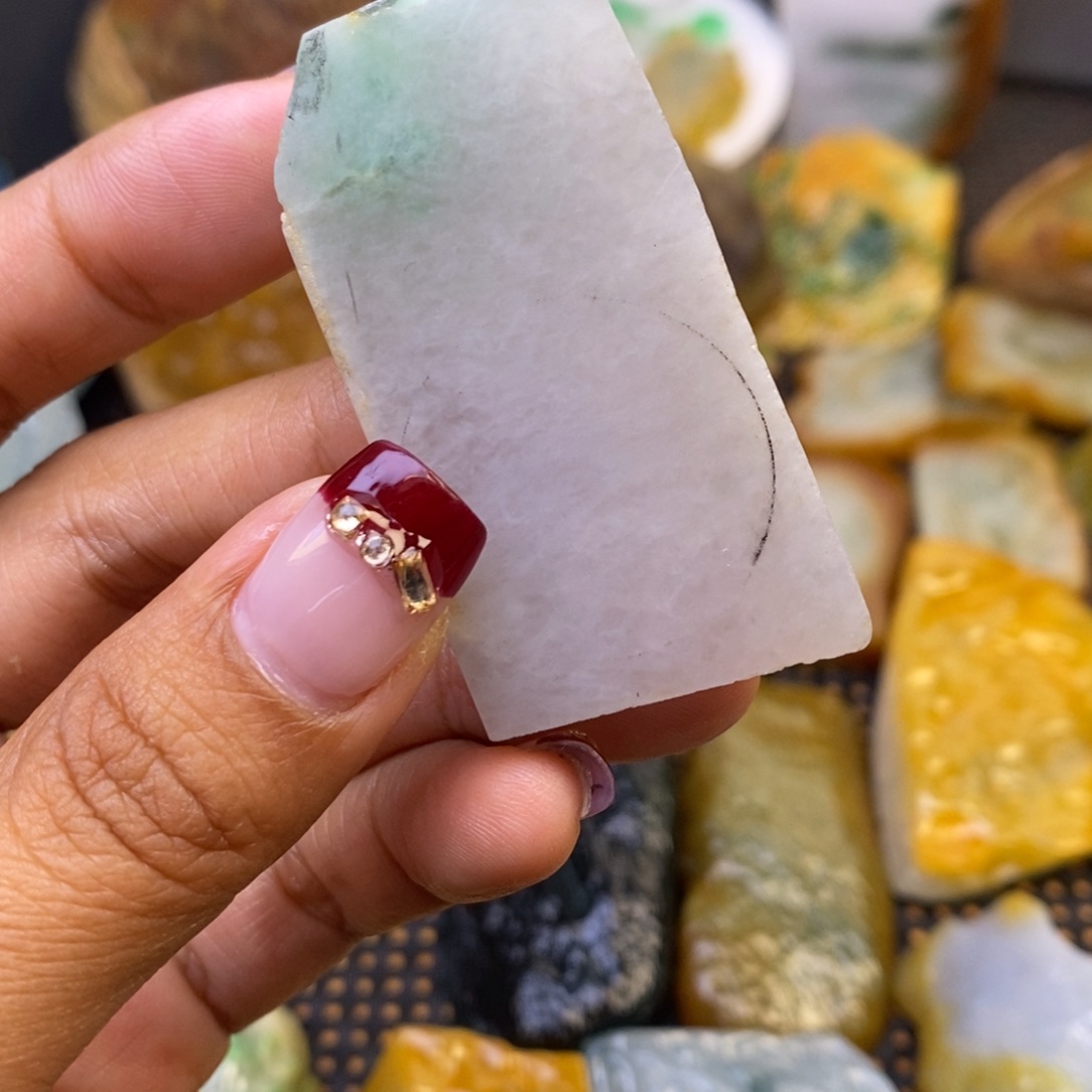 翡翠颈饰未镶嵌翡翠