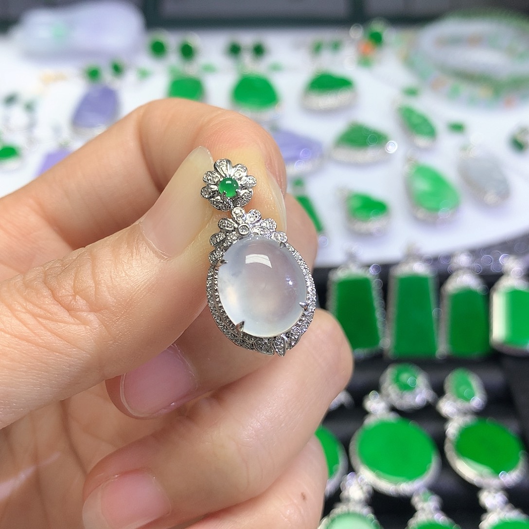 颈饰18K金镶嵌翡翠吊坠