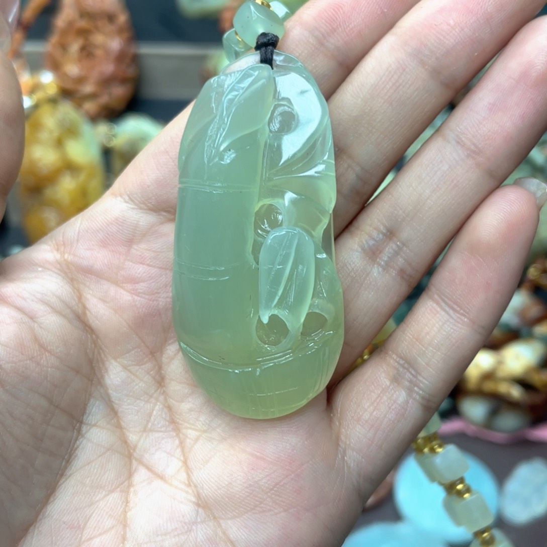 蛇纹石玉颈饰未镶嵌