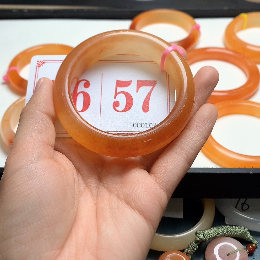 未镶嵌石英质玉（黄龙玉）手镯龙**湖