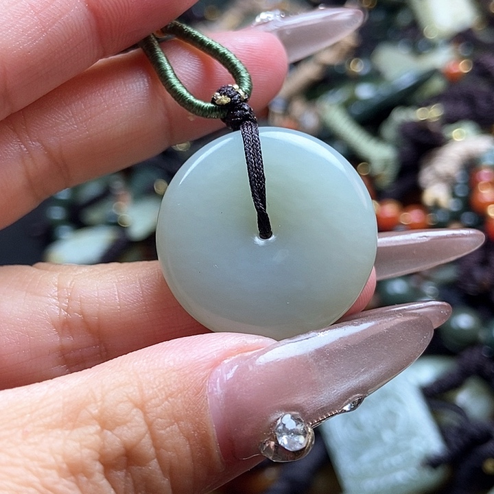 和田玉颈饰足铂镶嵌