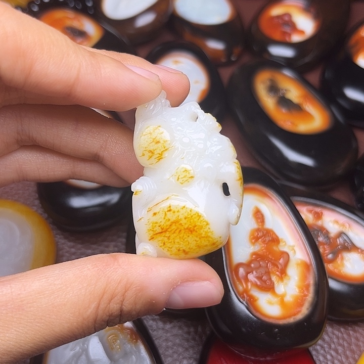和田玉颈饰未镶嵌文**闲