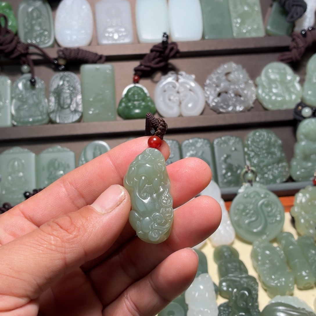 L***a和田玉未镶嵌颈饰