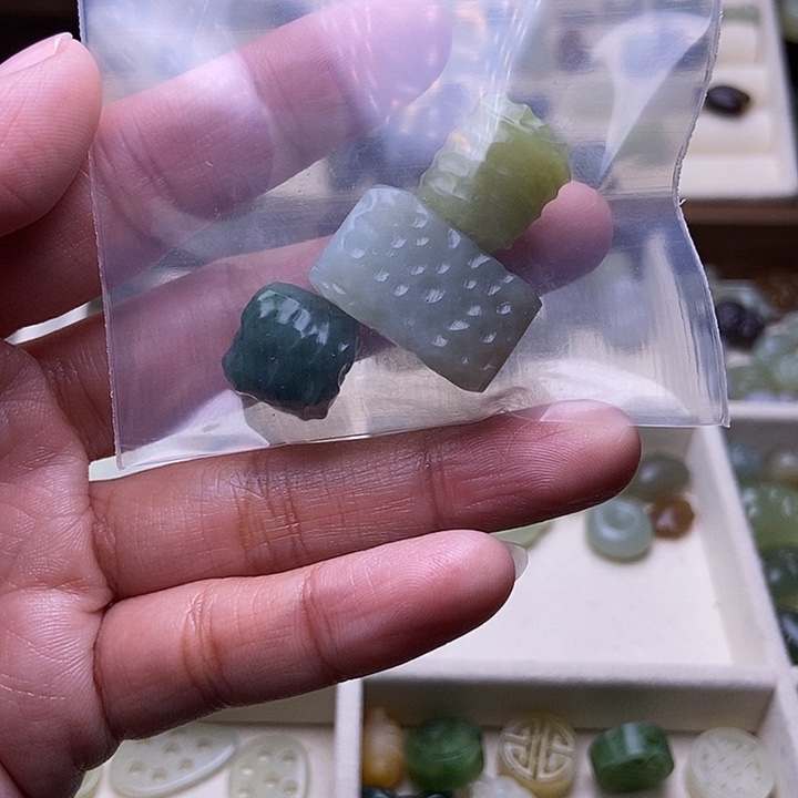 小***玲和田玉未镶嵌手链