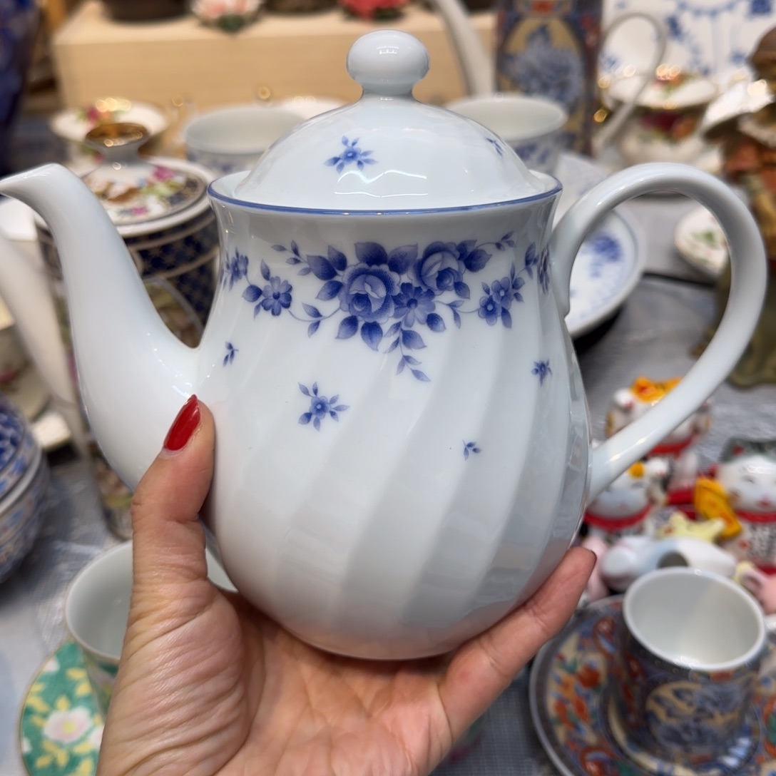 瓷片咖啡杯里的咖啡是