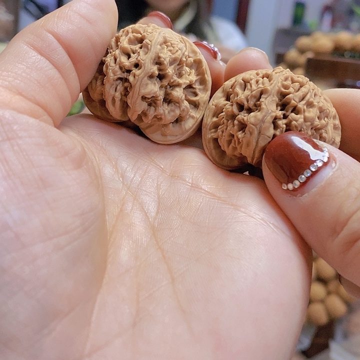 【闪购商品】文玩核桃把件36龙洞玉