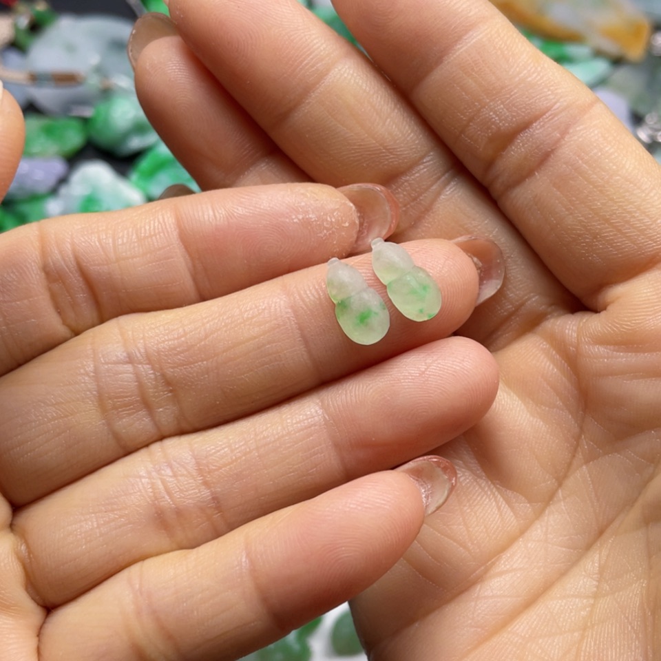 【闪购商品】翡翠颈饰未镶嵌西****场翡翠葫芦