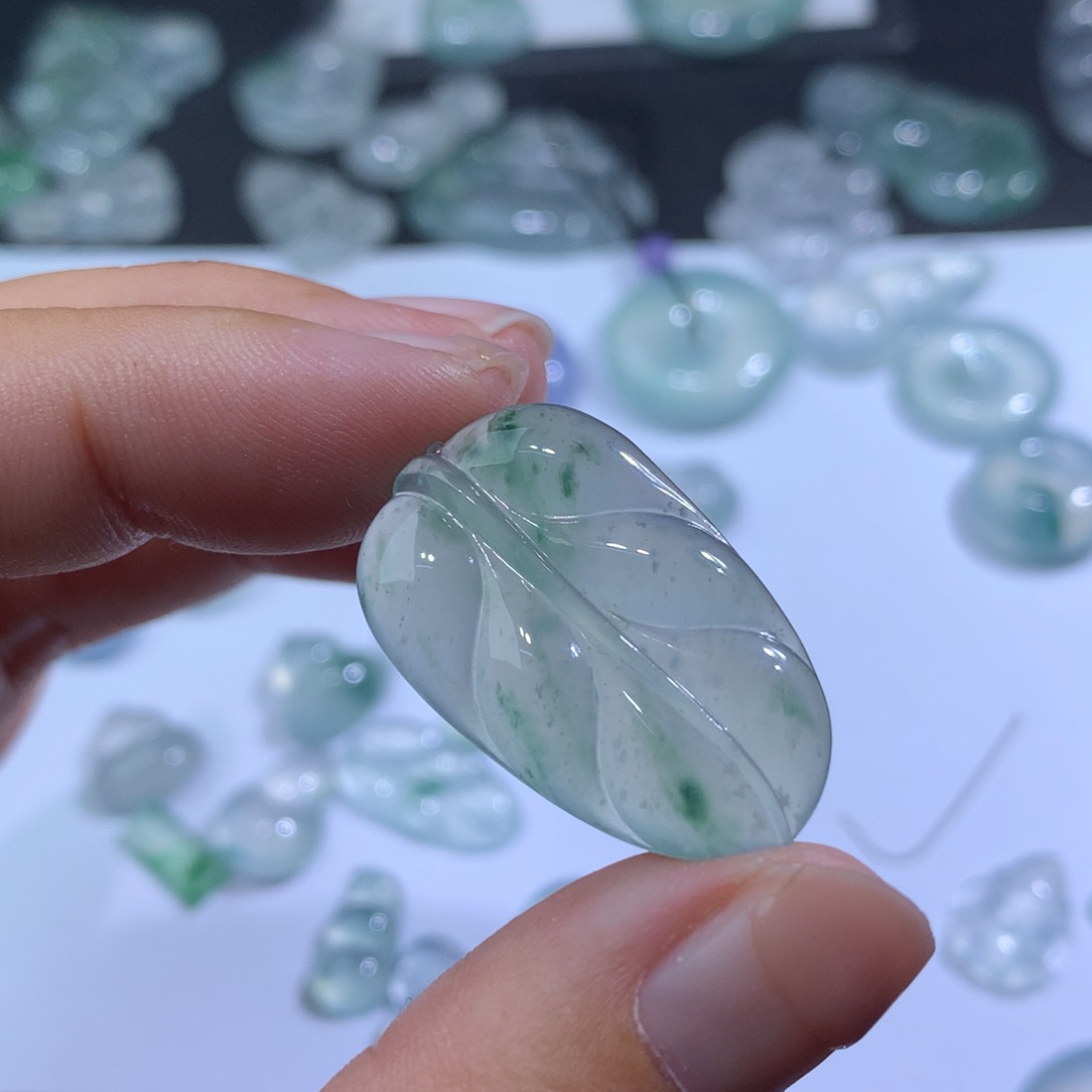 翡翠颈饰未镶嵌叶子