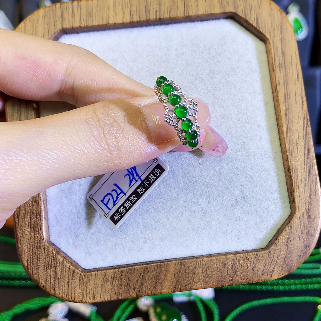 翡翠戒指银S925镶嵌天然翡翠戒指