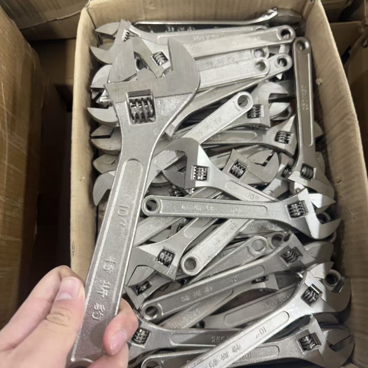 多功能大开口活动扳手多种尺寸适用维修场景