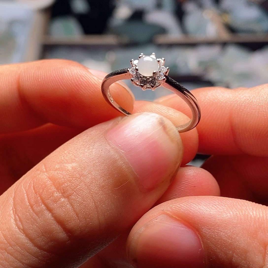 翡翠未镶嵌颈饰戒指