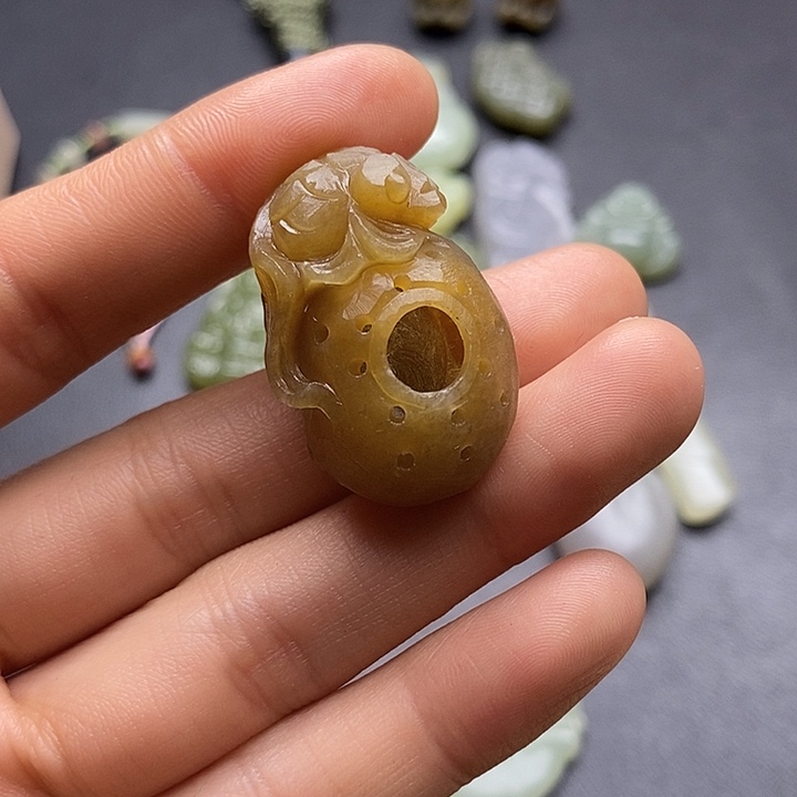 颈饰未镶嵌和田玉？*？