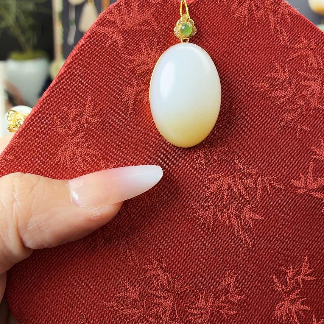 和田玉18K金镶嵌颈饰