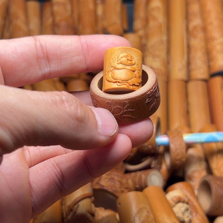 张***彩实心竹雕刻手把件