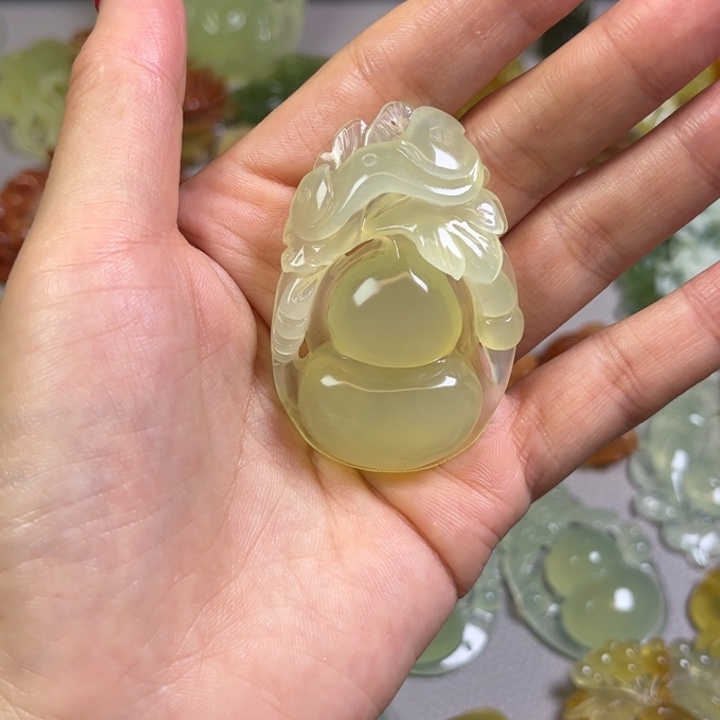 蛇纹石玉吊坠(赠链)未镶嵌棉*糖