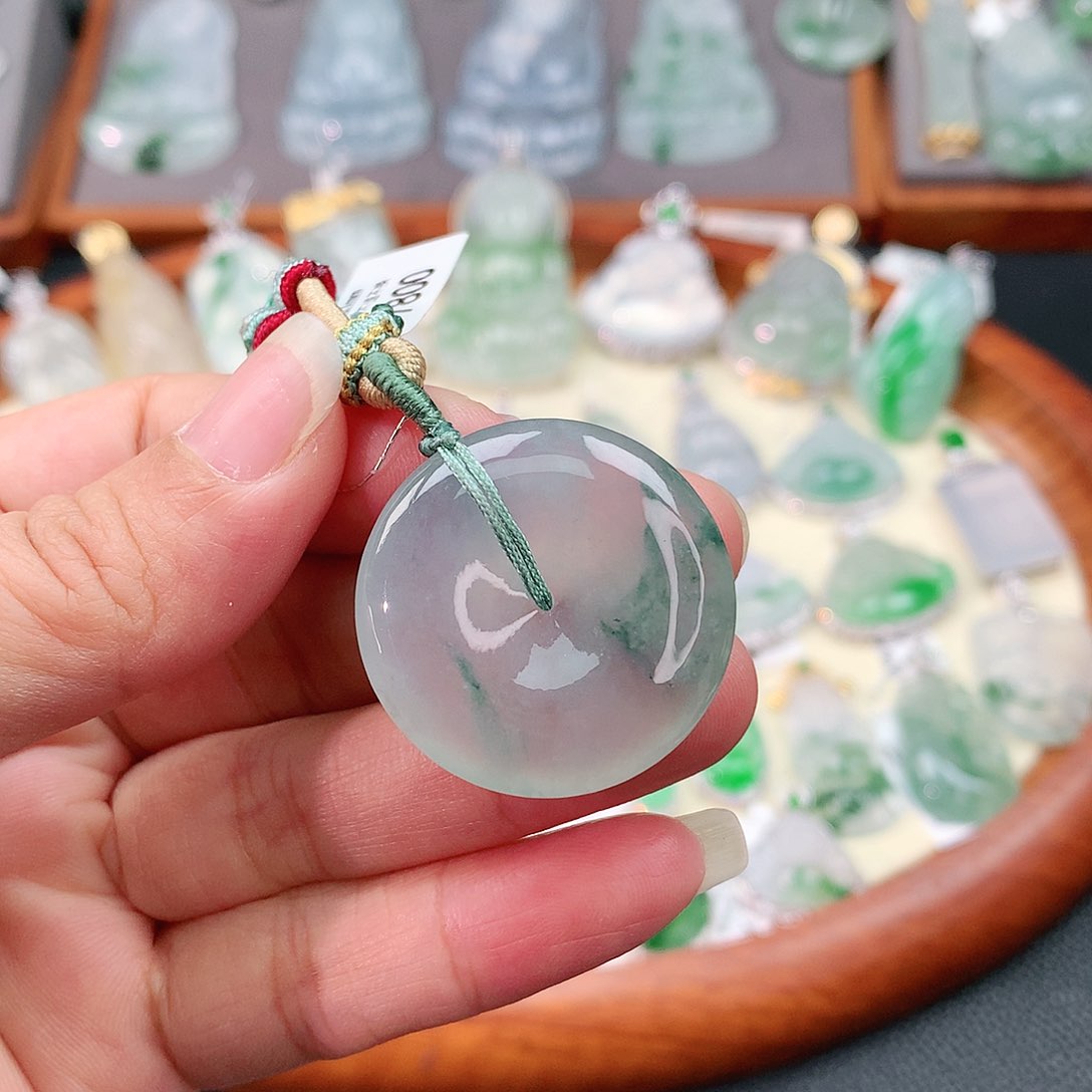 颈饰未镶嵌翡翠平安扣