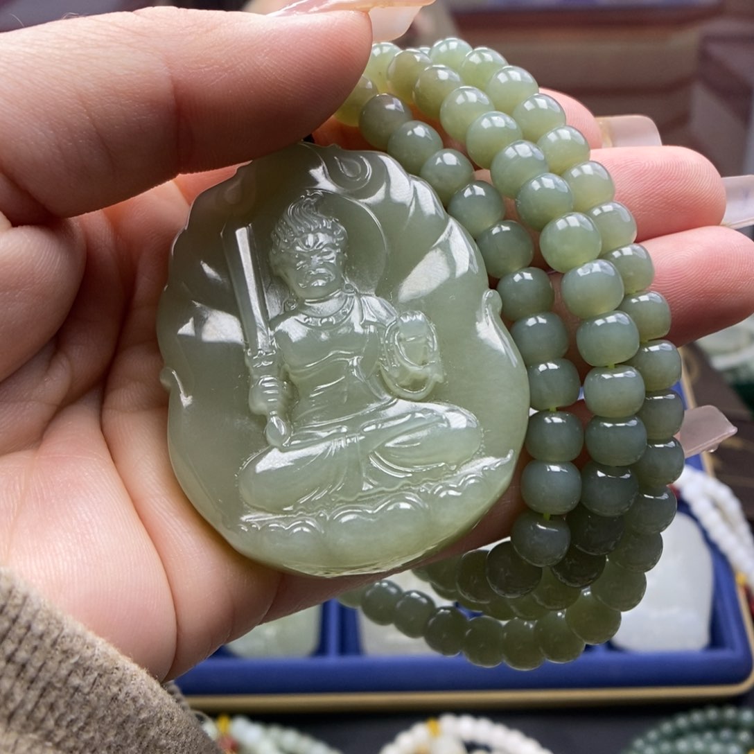 和田玉颈饰未镶嵌我**旧