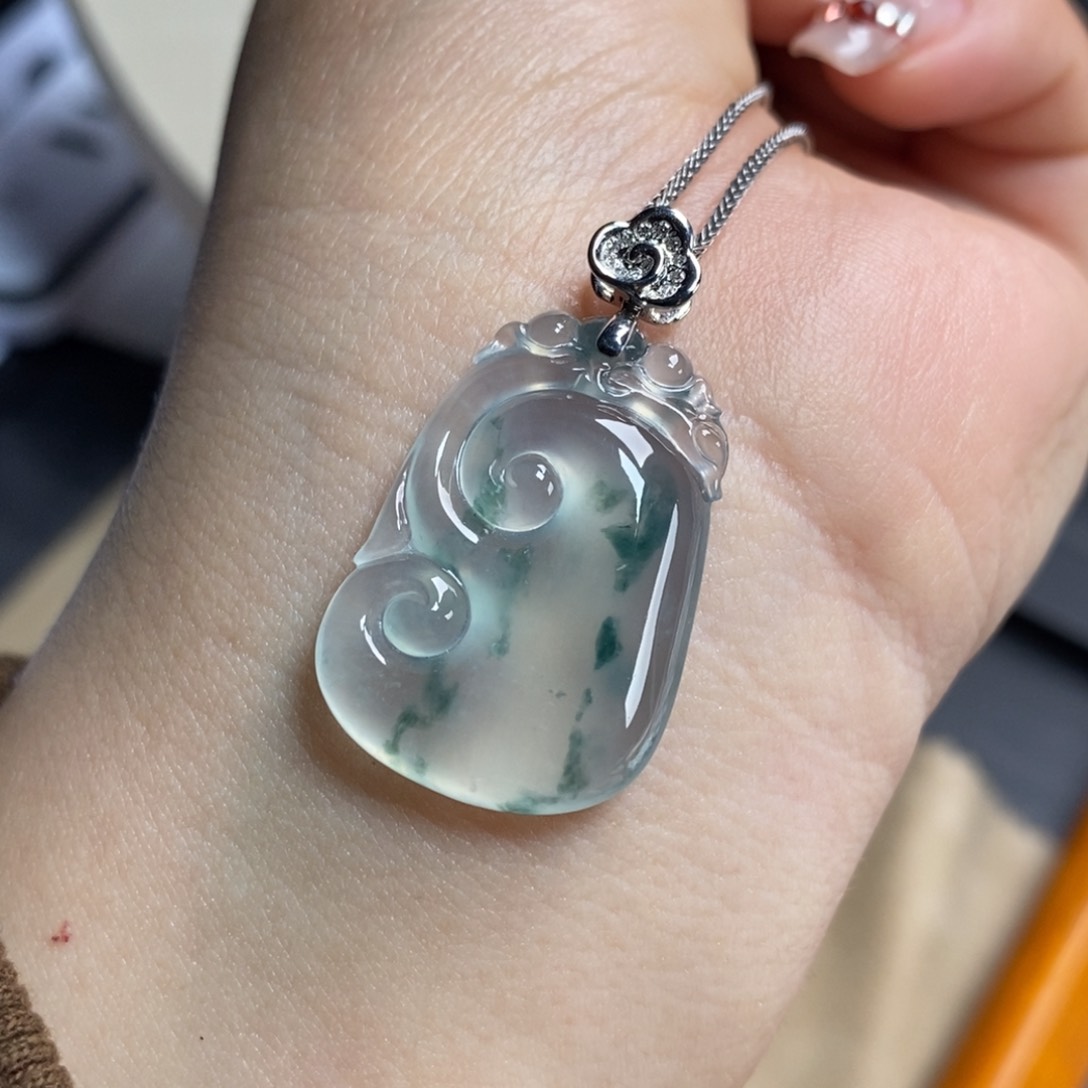 翡翠颈饰18K金镶嵌高冰种白底飘蓝花起光清冷如意吊坠