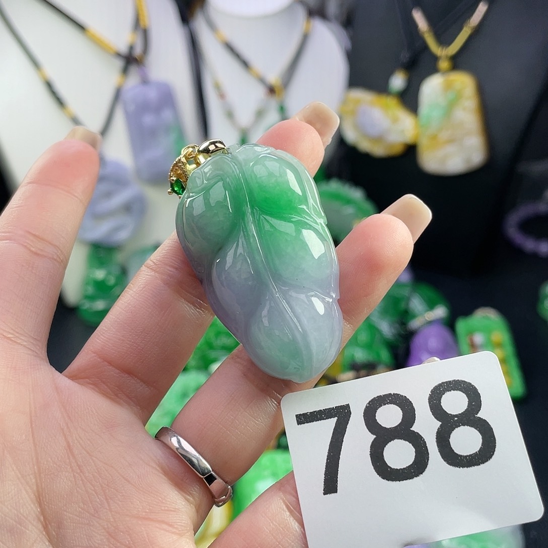 翡翠未镶嵌吊坠(赠链)