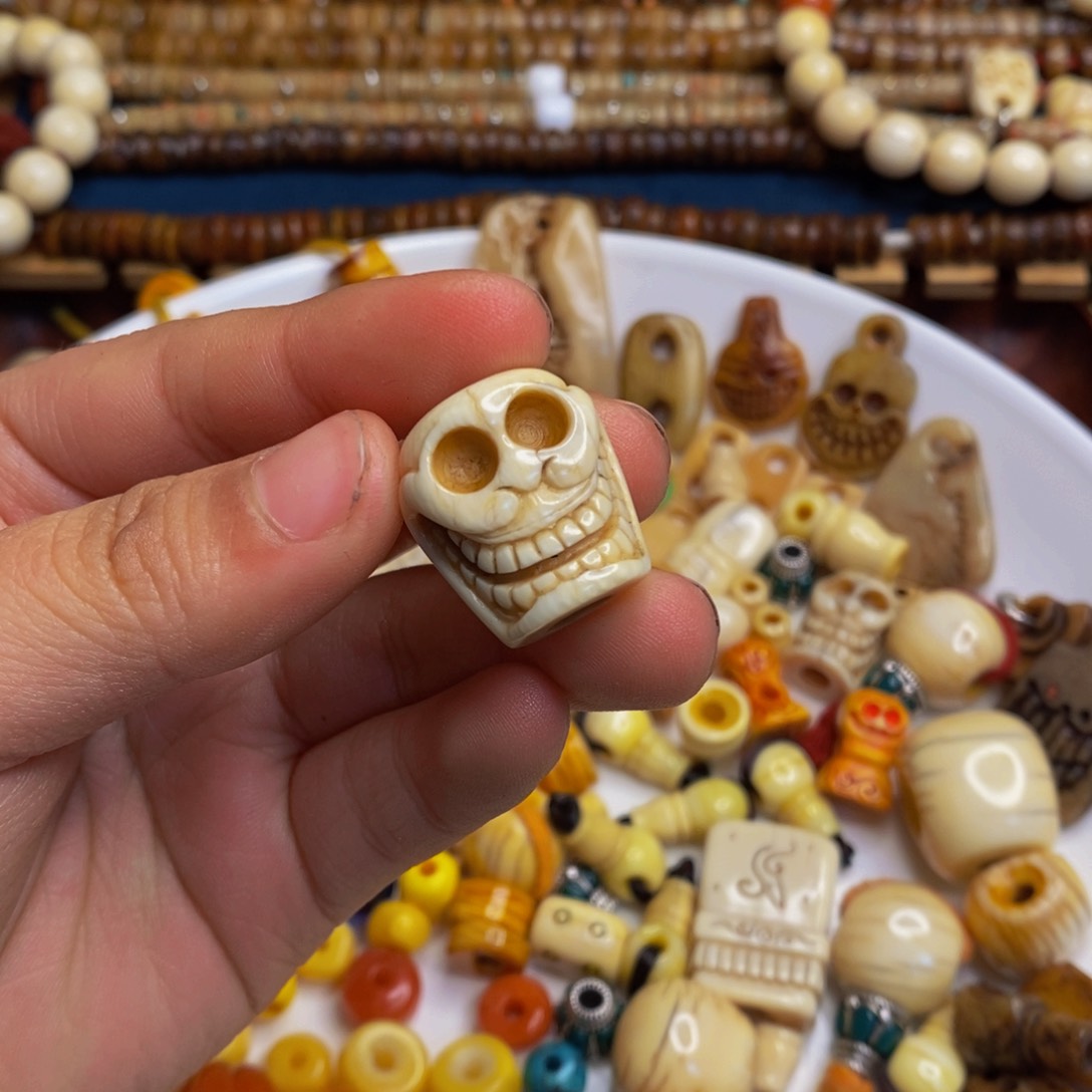 ·****?藏传文玩高白阿呆珠子