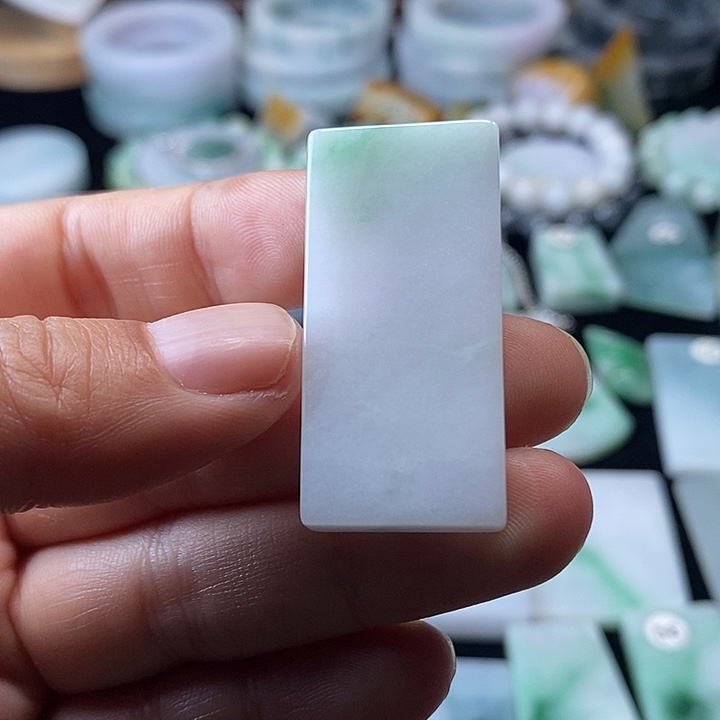 翡翠挂件未镶嵌翡翠的