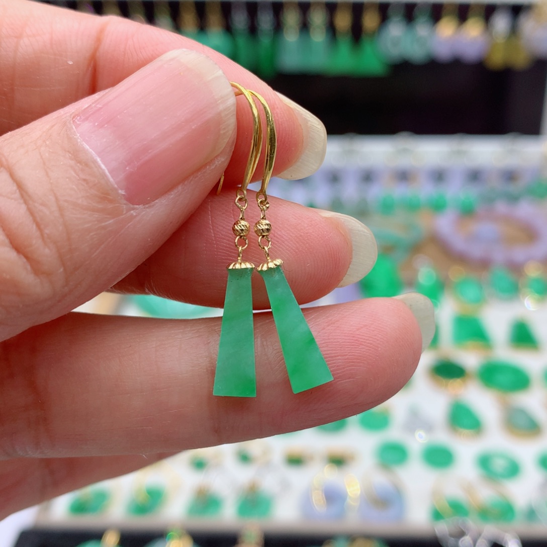 翡翠18K金镶嵌耳饰的