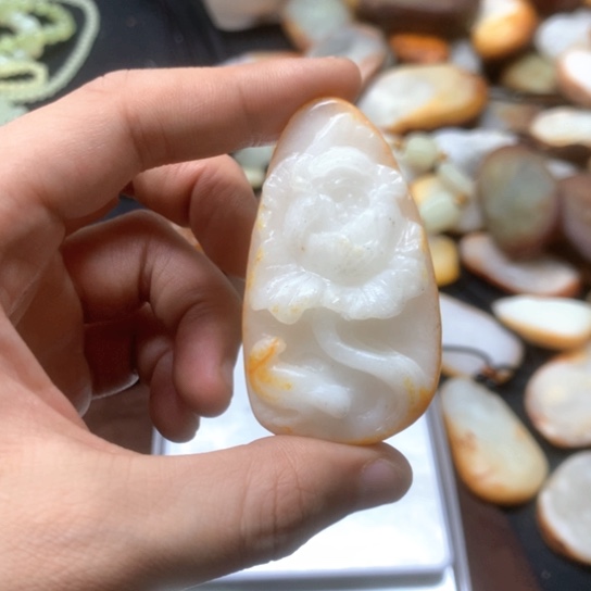 和田玉未镶嵌把件