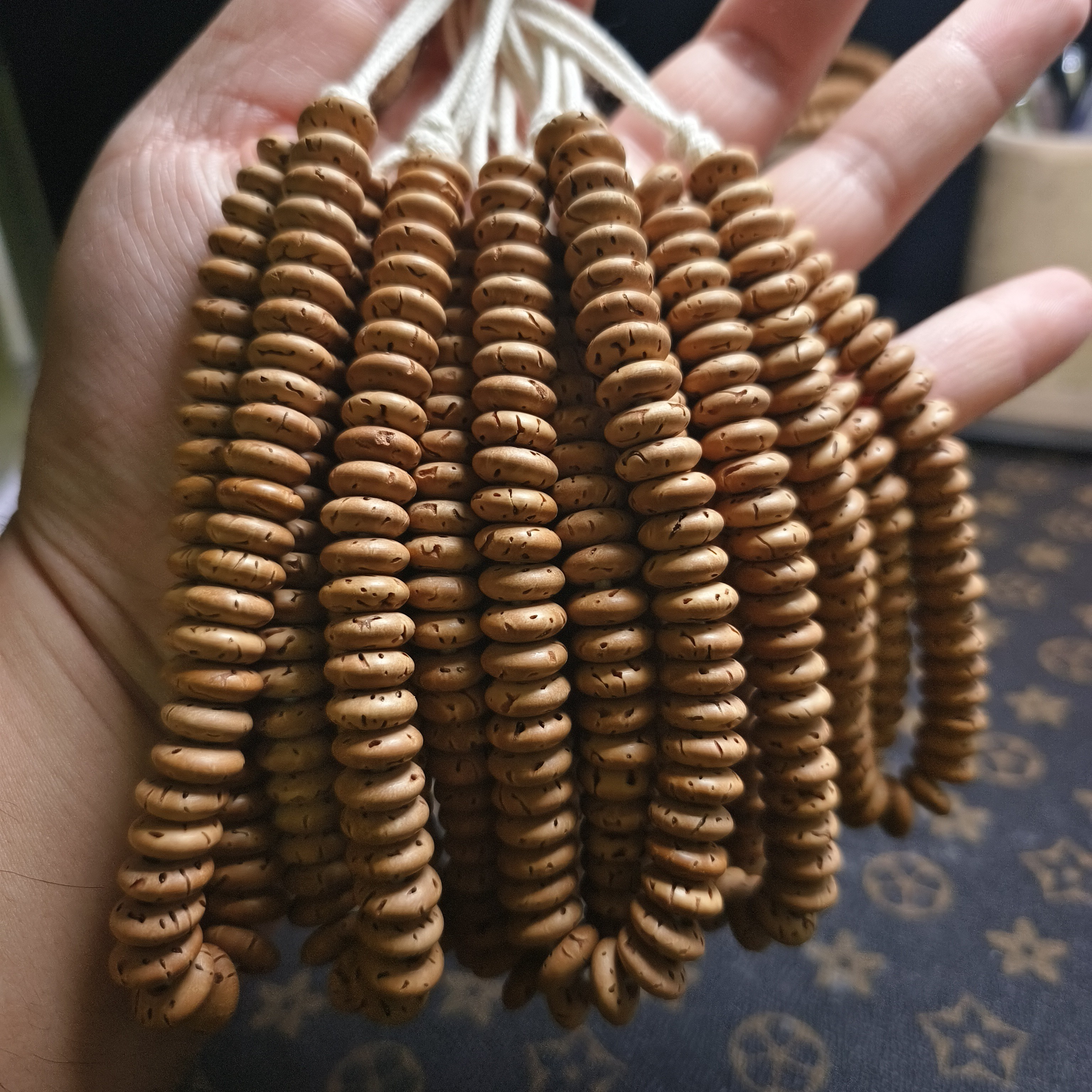 桃核甜甜圈手串手持 尺寸9毫米~11毫米 随机发货 标价是一条价格