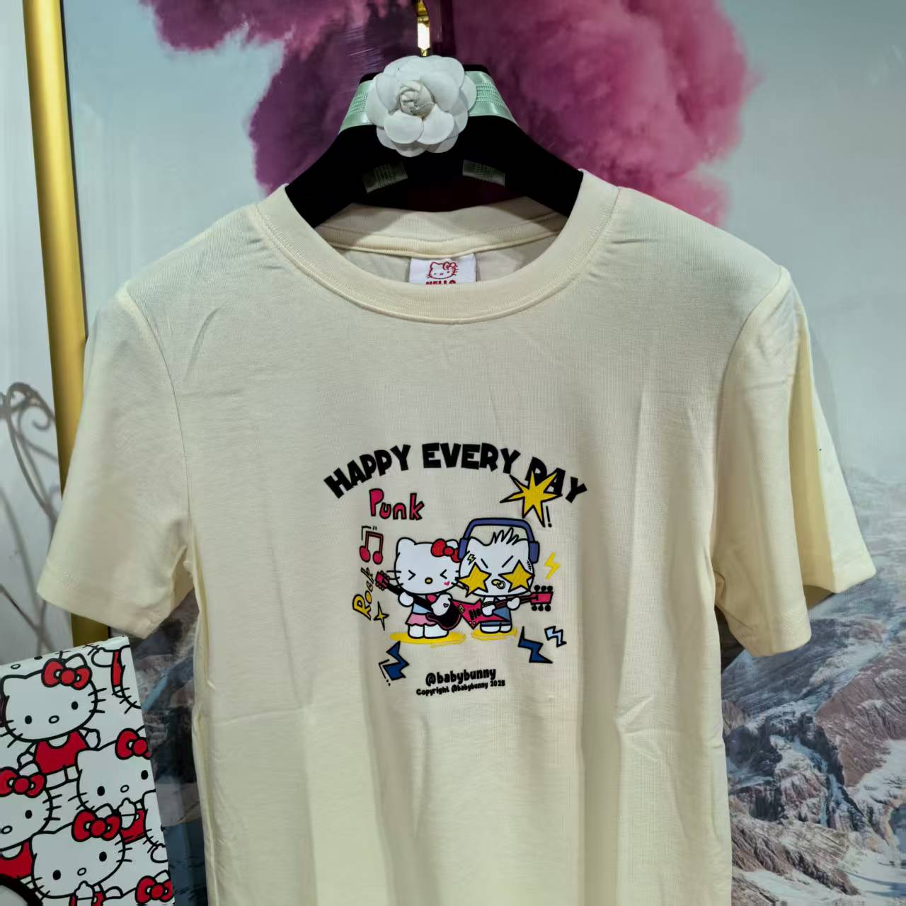 韩国东大门Hello Kitty 卡通印花米色短袖T恤搭配活力十足 H6650