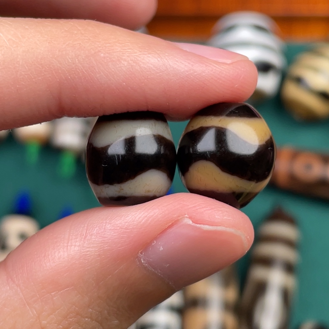 玛瑙/玉髓裸珠12.5 曲贡牙2个