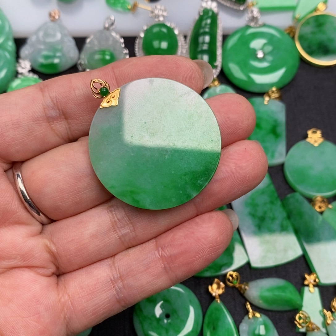 等***等翡翠18K金镶嵌颈饰翡翠