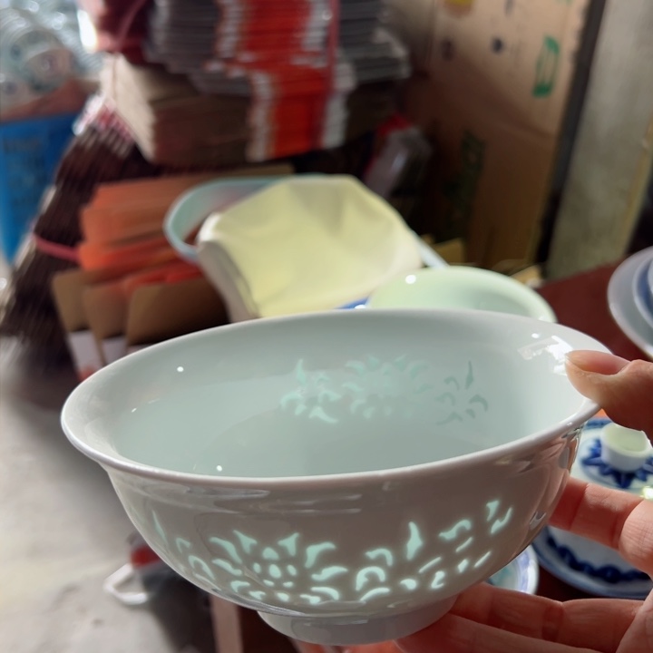 碗影青釉6寸雕刻牡丹面碗